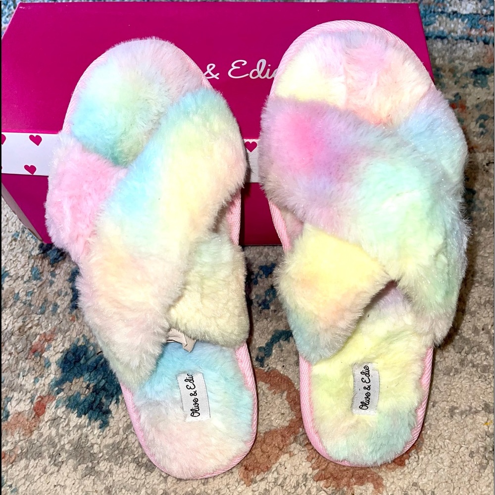New crossover Slippers Girls size 4/5